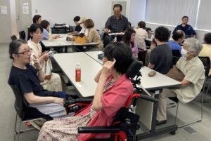 お土産を配る会員