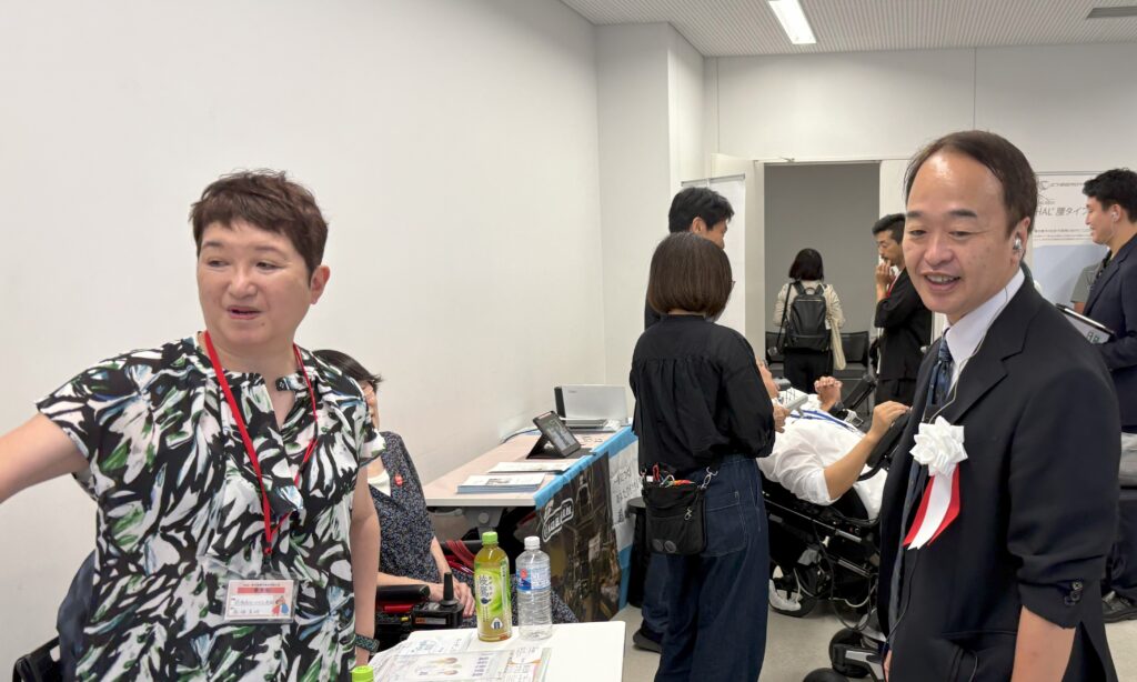 患者会ブースに立ち寄る寄本先生