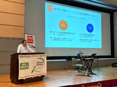 開会宣言をする司会の小川さん